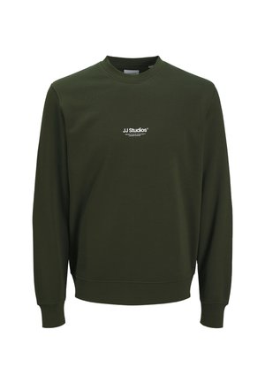 Grön sweatshirt i en bomullsblandning, med rund halsringning, långa ärmar och en liten vit "JJ Studios"-logotyp på bröstet.