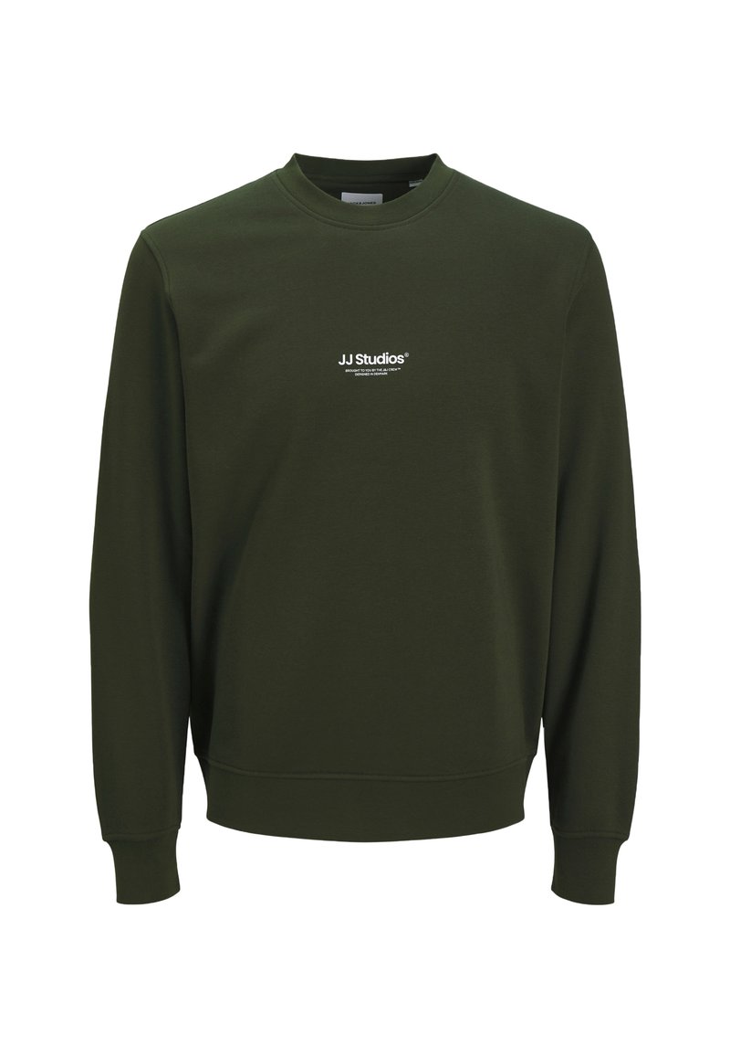 Sudadera verde de mezcla de algodón, con cuello redondo, mangas largas y un pequeño logo blanco "JJ Studios" en el pecho.