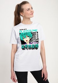 Bílá bavlněná tričko s grafikou postavy s tyrkysovými vlasy, textem "PLAYER ONE" a tučným černým nápisem "GAMER".