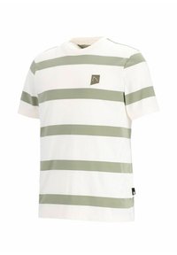 Balta marškinėliai su alyvuogių žalios spalvos horizontaliais dryžiais. Apvalus iškirpimas, trumpomis rankovėmis ir nedideliu emblema ant krūtinės. Minkšta, lygi tekstūra.