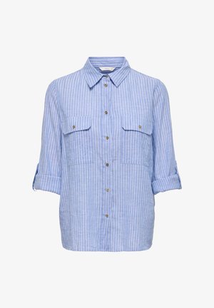 Chemise bleu clair à manches longues avec des rayures blanches verticales, boutonnière sur le devant, deux poches poitrine avec rabats et manches retroussées.