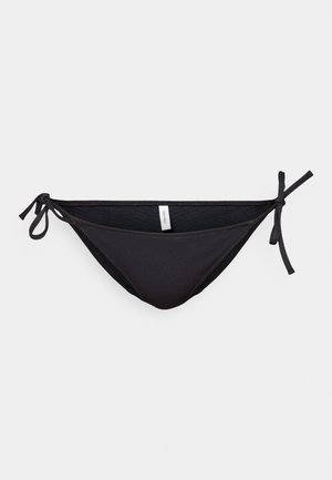 Bas de bikini noir, fabriqué en tissu texturé, avec des côtés réglables à nouer et une doublure intérieure lisse. Design simple sans motifs.