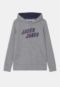 Sweat à capuche gris avec poche kangourou à l'avant et texte "JACK & JONES" en bleu marine et rouge sur la poitrine.