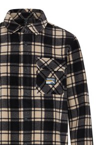 Camisa de franela a cuadros en negro y beige con cuello, botones en la parte delantera y un bolsillo en el pecho con el logotipo "PROTEST". Textura suave.