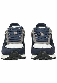 Navalní a šedé sportovní boty mají svršek ze semiše a síťoviny, polstrovaný jazyk a gumovou podešev s trakčními vlastnostmi, představující zaoblený design špičky.