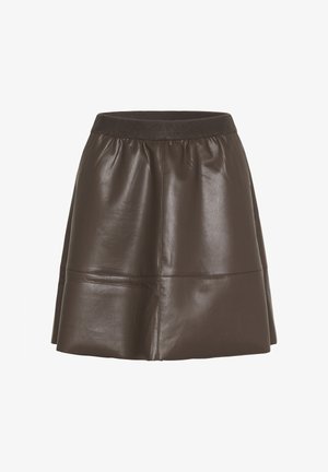 Mini-jupe en cuir marron avec une surface texturée, une taille élastique et des détails de couture subtils pour un look ajusté.