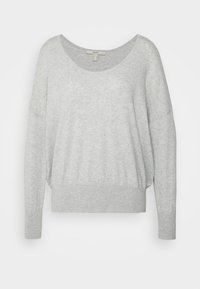 Lys grå sweater i en blød, tekstureret strik. Har en bred halsudskæring, drop-skuldrer og en talje, der let samler sig ved kanten.