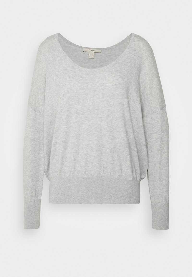 Lys grå sweater i en blød, tekstureret strik. Har en bred halsudskæring, drop-skuldrer og en talje, der let samler sig ved kanten.