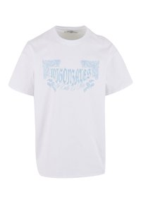 Camiseta blanca de manga corta con texto decorativo en azul claro y diseños de paisley que dicen "MJ GONZALES La Calle Es Mía" en el frente.