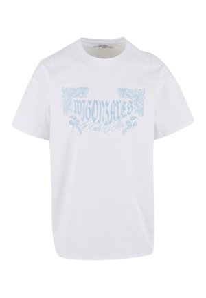 Witte T-shirt met korte mouwen met lichtblauwe decoratieve tekst en paisley-ontwerpen met de tekst "MJ GONZALES La Calle Es Mia" op de voorkant.