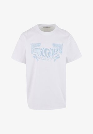 Witte T-shirt met korte mouwen met lichtblauwe decoratieve tekst en paisley-ontwerpen met de tekst "MJ GONZALES La Calle Es Mia" op de voorkant.