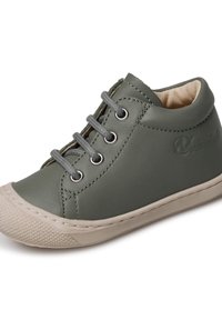 Zelená kožená vysoká obuv se strukturovanou gumovou podrážkou, šedými tkaničkami, stříbrnými nýty a polstrovaným límcem pro pohodlí.