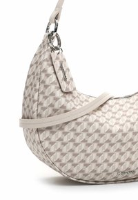 Beige mönstrad handväska med en halvmåneform, som har ett texturerat tyg, metallbeslag och en platt, justerbar rem.