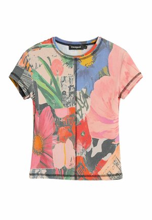 Korte mouw, ronde hals T-shirt met bloemenprint met grote roze, rode en oranje bloemen en groene bladeren op een meerkleurige patchworkachtergrond.