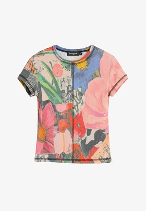 Koszula z krótkim rękawem i okrągłym dekoltem, z nadrukiem kwiatowym z dużymi różowymi, czerwonymi i pomarańczowymi kwiatami oraz zielonymi liśćmi na wielobarwnym patchworkowym tle.