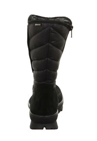 Černá zateplená zimní bota s prošívaným nahořením, zadním zipem, štítkem Gore-Tex a gumovou podrážkou, viděná zezadu.