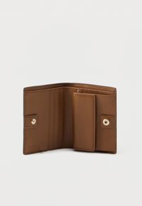 Brun læderpung med flere kortlommer, en møntlomme og guldfarvet hardware med trykknaplukning. Glat tekstur overalt.