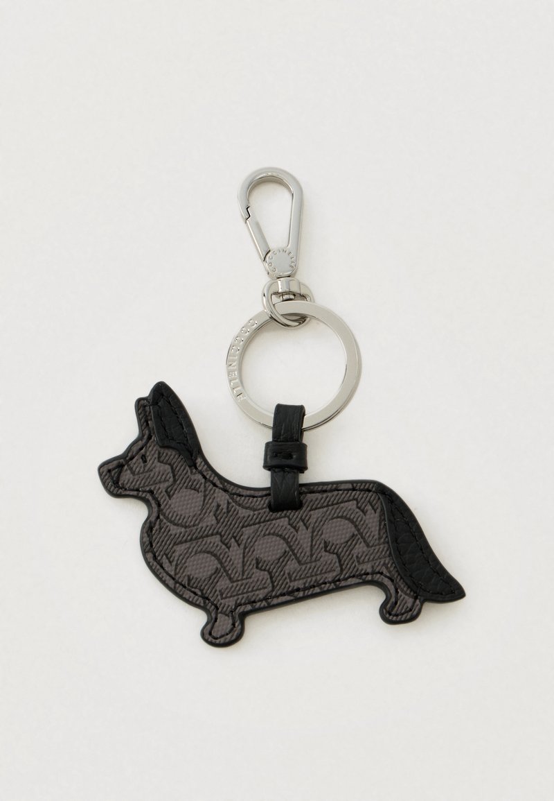 Κλειδοθήκη σε σχήμα σκύλου με γκρι μοτίβο σώματος, μαύρα αυτιά και ουρά, συνδεδεμένη με ασημένιο δαχτυλίδι και κούμπωμα.