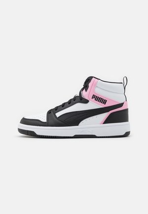 Baskets montantes Puma en blanc, noir et rose avec des lacets noirs et le logo Puma sur le côté et la languette du talon.