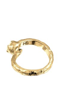 Inel de aur cu un bandaj texturat, răsucit și un accent în formă de cap de leu. Marcaj cu inițiale pe suprafața interioară. Finisaj neted în general.