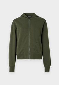 Olíva zöld zipzáras kapucnis pulóver kapucnival, bordázott mandzsettákkal és szegéllyel. Simított textúrával és az elején panel részletekkel rendelkezik.