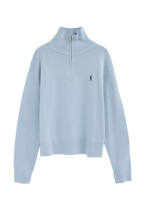 Lyseblå kvart-zip sweater med ribstrikket høj krave, manchetter og kant, med en lille sort broderet logo på brystet.