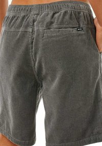 Grijze corduroy shorts met een gestructureerde stof, een elastische tailleband en een achterzak met een klein merkje.