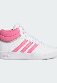 Sneaker alto bianco con tre strisce rosa, colletto imbottito rosa e lacci bianchi, mostrato in profilo laterale su sfondo semplice.