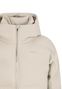 Lichtbeige geïsoleerde jas met een hoge kraag, ritssluiting, met een logo en een gladde, licht gestructureerde stoffenoppervlak.