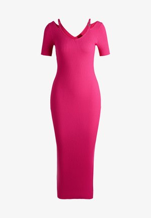 Tajt rosa ribbat klänning med korta ärmar, djup V-ringning och utskärning på axlarna. Stretchigt tyg och medelhög längd.