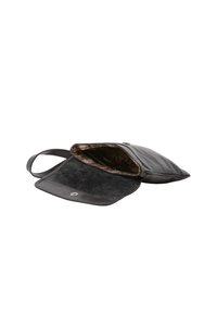 Borsa a tracolla nera in pelle con flap magnetico aperto, che mostra l'interno rivestito in tessuto marrone con motivo.