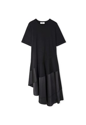 Vestido negro de manga corta con escote redondo, dobladillo asimétrico y paneles de tela de satén en la parte inferior.