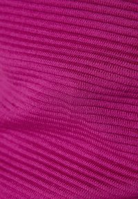 Fuchsia Textilstoff mit einer strukturierten Oberfläche und horizontalen Rippungen, der ein nahtloses Strickmuster mit einem weichen, dehnbaren Aussehen zeigt.