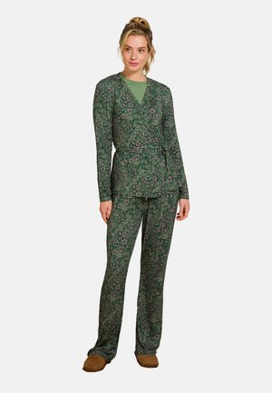 Groen bloemenpatroon loungewear set met een wikkelstijl top met een strik in de taille en bijpassende broek, gemaakt van zachte stof.