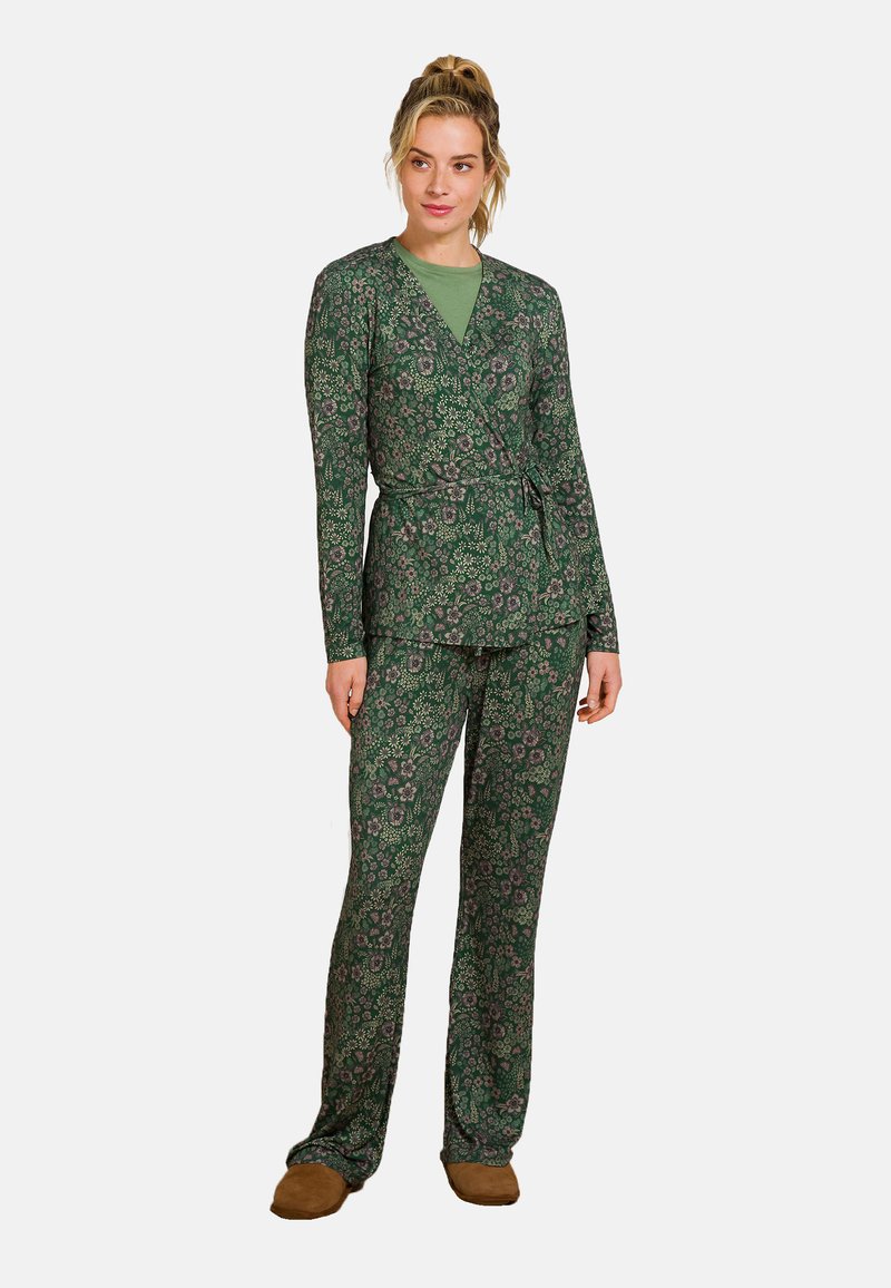 Grünes, blumig gemustertes Loungewear-Set mit einem Wickeltop, das einen Knoten in der Taille hat, und passenden Hosen, aus weichem Stoff gefertigt.