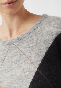Grauer Strickpullover mit einem Rautenmuster in hellgrau, dunkelgrau und braunen Akzenten. Strukturiertes Gewebe mit einem gerippten Kragen.