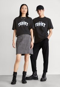 Tommy Jeans VARSITY TEE UNISEX - Camiseta estampada - black