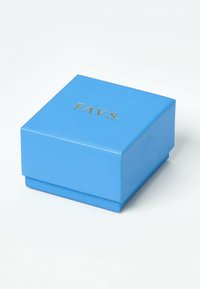 Blauwe vierkante doos met een afneembare deksel, met goud folie-embossed tekst "FAVS." gecentreerd op de bovenkant, geplaatst op een witte ondergrond.