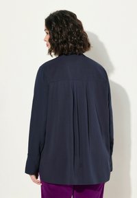 Ulla Popken SPLIT NECK LONG SLEEVE COLLARED - Camicetta - navy blue