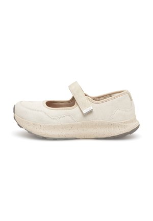 Beiger Wildleder-Mary-Jane-Sneaker mit gesprenkelter Gummisohle und verstellbarem Riemen mit der Aufschrift "WODEN" vor weißem Hintergrund.