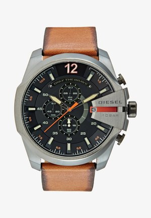 Diesel chronograafhorloge met een zwarte wijzerplaat, een zilveren roestvrijstalen kast, een bruine leren band, witte uurmarkeringen en oranje accenten.