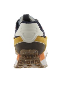 Vista trasera de una zapatilla, con una parte superior azul marino, acentos amarillos, talón gris texturizado y una entresuela a rayas naranja y blanca.