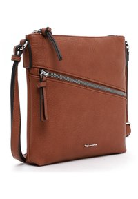 Braune Kunstleder-Crossbody-Tasche mit einem Reißverschlussfach, verstellbarem Tragegurt und silbernem Zubehör. Sie verfügt über eine strukturierte Oberfläche und ein elegantes Design.