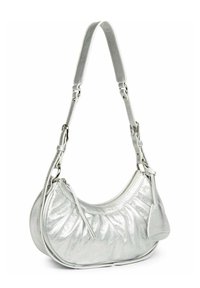 Sac à main en cuir métallique argenté avec une forme arrondie, texture plissée, bandoulière ajustable et fermeture éclair.