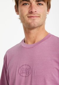 Lys lilla bomulds T-shirt med rund halsudskæring og korte ærmer, prydet med et tonalt "Volcom Stone" logo på brystet.