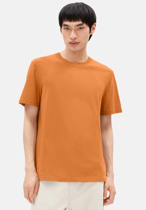 Korte mouwen oranje T-shirt van katoen, met een ronde hals en een rechte zoom. Eenvoudig ontwerp zonder zichtbare patronen of accenten.