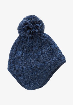 Dunkelblaues, kabelgestricktes Beanie mit runder Form und einer flaumigen Pompon oben, das ein strukturiertes Muster und eine weiche Oberfläche aufweist.