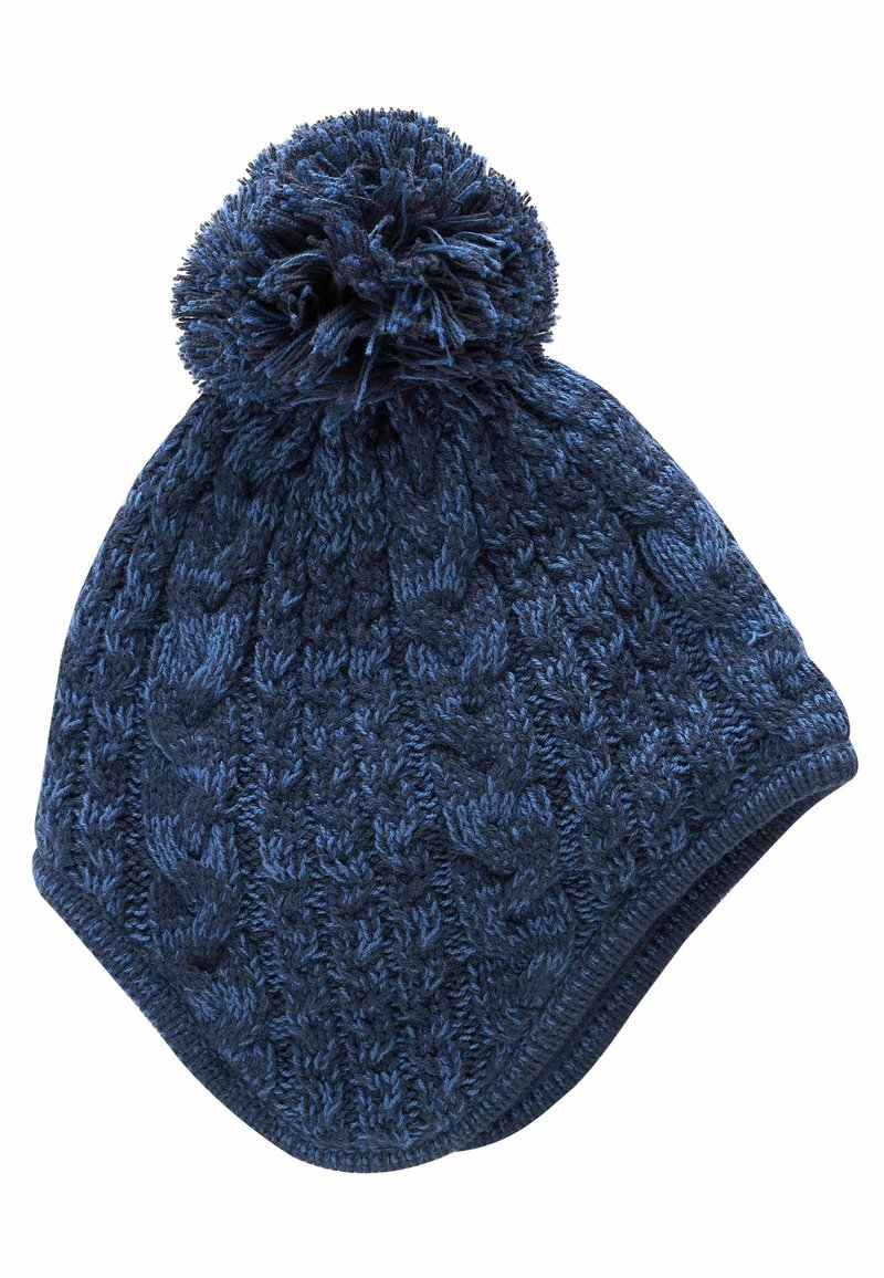 Bonnet en tricot à mailles torsadées de couleur bleu foncé, de forme arrondie et avec un pompon duveteux sur le dessus, présentant un motif texturé et une finition douce.