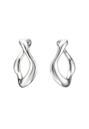Coppia di orecchini d'argento lucidi con forme organiche lisce, arricciate e chiusure ad anello con cerniera, mostrati su sfondo bianco.