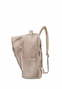 Beżowy plecak z tkaniny z teksturowanym, siatkowym paskiem na ramię, górnym uchwytem, boczną kieszenią oraz zapinanymi na zamek przegrodami do organizacji.